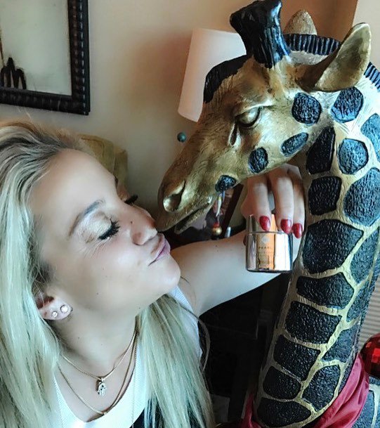 Melanyb12's tweet photo. This one is for you #aprilthegiraffe!!!! Congrats on the baby! Here is your push gift from @kristalshq - #kristals… https://t.co/5YQhxFUr6T https://t.co/bRDuDru8AG