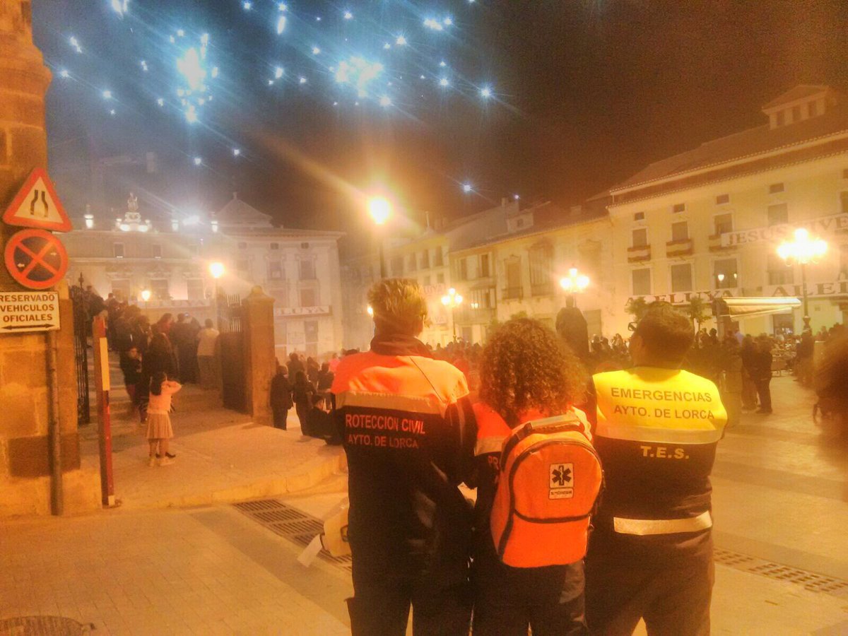 112Lorca's tweet photo. Ambulancia y todoterreno cubren en la procesión de la Virgen de la Encarnación y Quema de Judas en Plaza de España #SSantaLorca2017 https://t.co/Dt9Vky4rdG