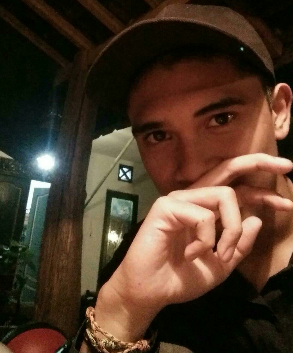 edwin_zakia_'s tweet photo. Kamu dulu deh yang nutup telfonnya. 
Kamu aja.
Oke aku.
Lo kok belum di tutup?.
Kamu aja deh yang nutup. 
Gitu terussss sampai kece https://t.co/2tp3fPD2UD