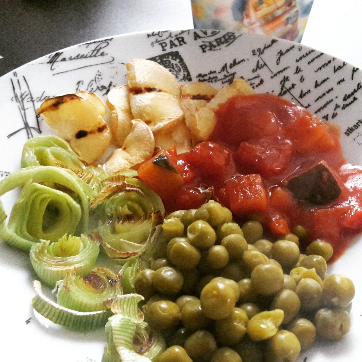 jsfood_bargains's tweet photo. Today's #lunch #grilledparsnips #grilledleeks #peas #courgette #choppedtomatoes #herbs #food #foodie #foodblog https://t.co/cMOJ3jCndm
