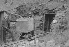 RareGoldNuggets's tweet photo. Gold Mining in the #BlackHills of #SouthDakota ::: https://t.co/k3s5RsfylO  #HomestakeMine #Deadwood #miningtours https://t.co/wKfIw1Fh02
