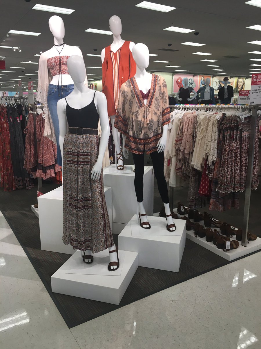 jennife25013526's tweet image. Sl team creating an amazing experience at the fitting room #nostray #serviceis#1 #1095innovatingtheexperience @Adam_Reiter @ShannonGehrmann