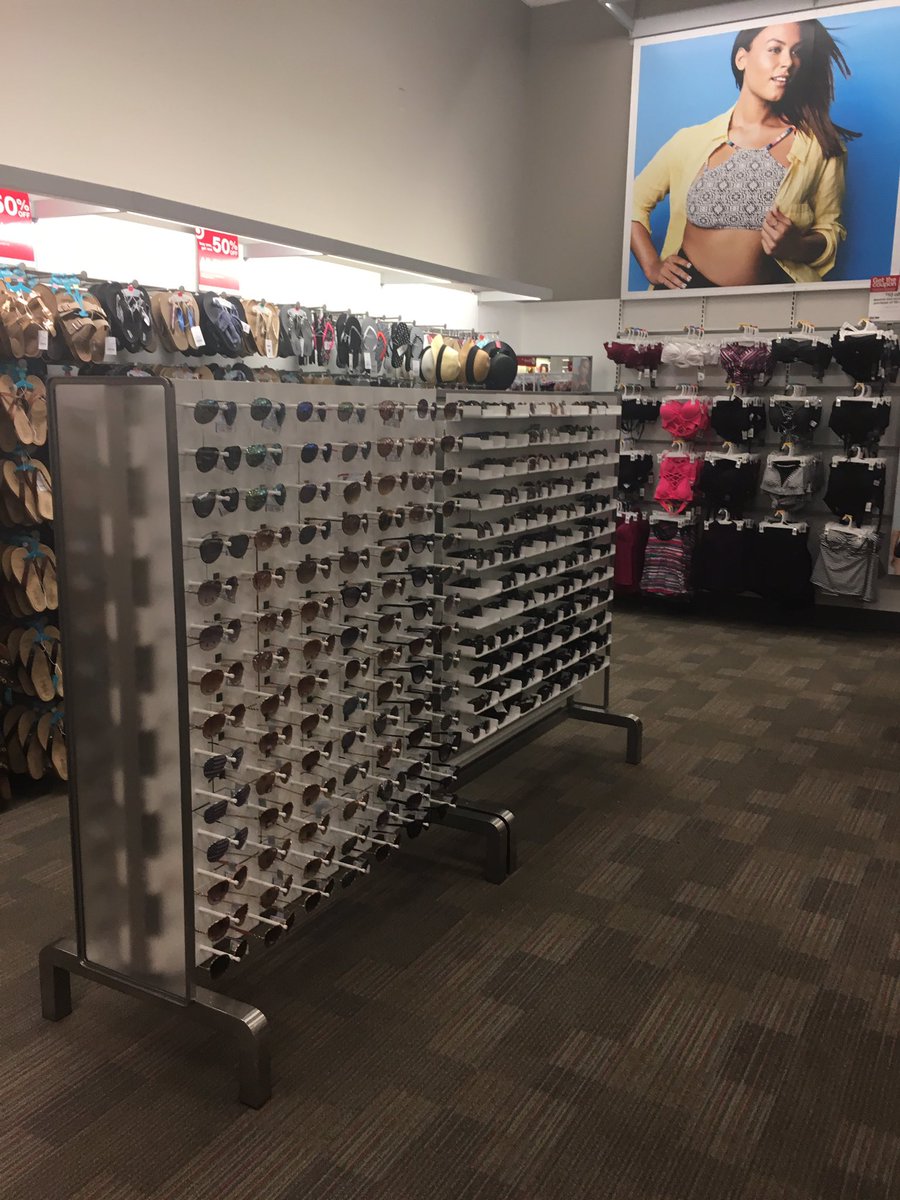 jennife25013526's tweet image. Sl team creating an amazing experience at the fitting room #nostray #serviceis#1 #1095innovatingtheexperience @Adam_Reiter @ShannonGehrmann