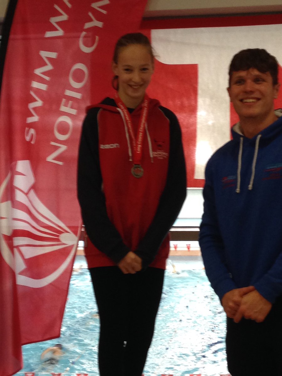 Peakie1's tweet photo. @COSCSWIM Silver and PB for Megan in 100 back 🥈Here is Megan receiving her medal from Rio gold medalist Aaron Moores.#fasterfinals #SWLC2017 https://t.co/g1wEVZh7Yt