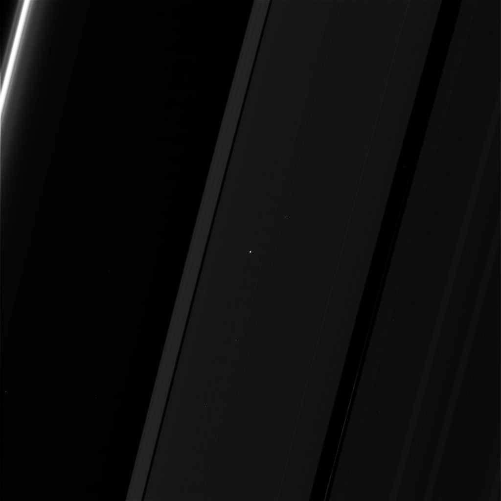 AnaGalarraga1's tweet photo. Lurra (irudiaren erdiko puntutxo hori), Saturnoren eraztunen artean, @CassiniSaturn en bidez: https://t.co/ls8WRmW4Gb