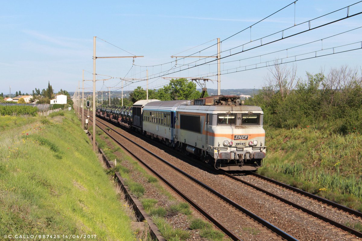 fanta931's tweet photo. BB7425 PV tractant un train Militaire passant à Manduel le 14/04/2017 #sncf #fret #fretsncf #photosncf #nezcassé #trainmilitaire https://t.co/XkRy4GXO6M