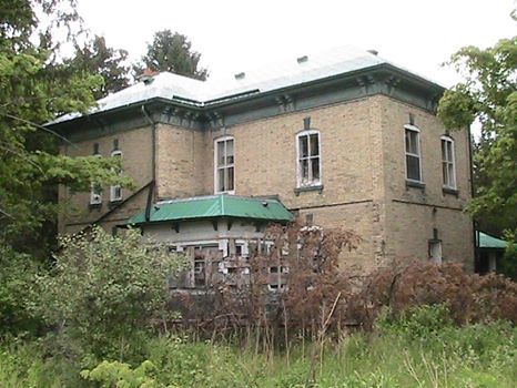 "Beautiful Older Home" Really sad this place sits empty #abandoned #abandonedhouses #traveling #exploring buff.ly/2pjbGCP