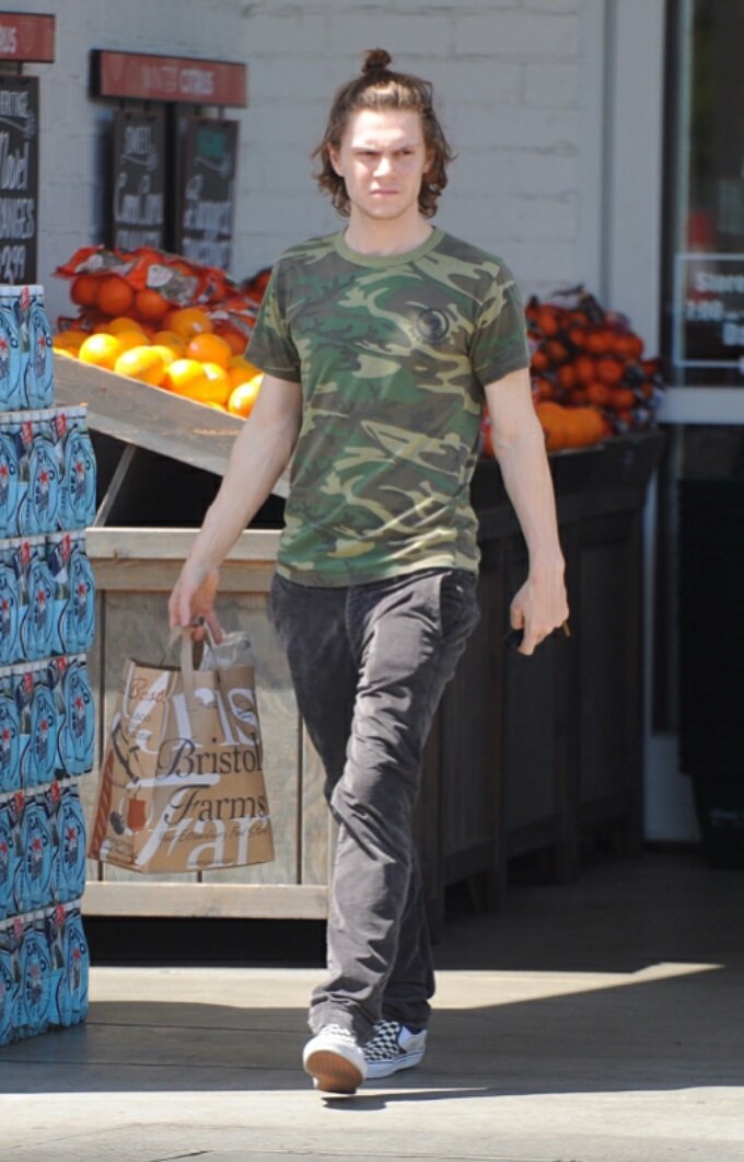 EvanPBrazil's tweet photo. Dia 13 de abril fazendo compras em Bristol Farms. https://t.co/3cc0qofCrG