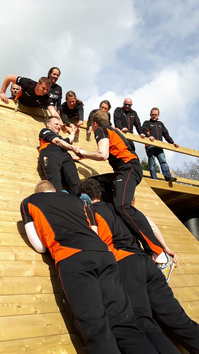 OutBakkeveen's tweet photo. Het top kaatsteam van Friesland gedrilld. Wat een inzet en spirit! Kaatsteam Puur Passie #kaatsen #drillinstructor #outdoorbakkeveen https://t.co/0PFytVmPIY
