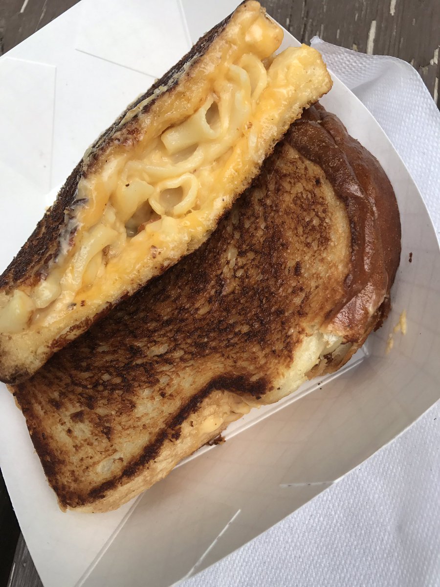 Cheddar Mac Grilled Cheese from @LeesCheese <a href="/FWFoodPark/">Fort Worth Food Park</a> with <a href="/topnoshtruck/">Top Nosh</a> <a href="/SantoFrijol/">Santo Frijol</a> <a href="/LifeIsSweetFTW/">Life Is Sweet FTW</a> <a href="/whatscooknchef/">whatscooknchef</a>  #leescheesereturns