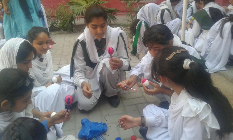 SHAZIAYASMIN123's tweet photo. Girl Guids r making Egg painting in GG.Najeeb Memorial H/s Civil Lines  Gujranwala https://t.co/L4J61fedKh