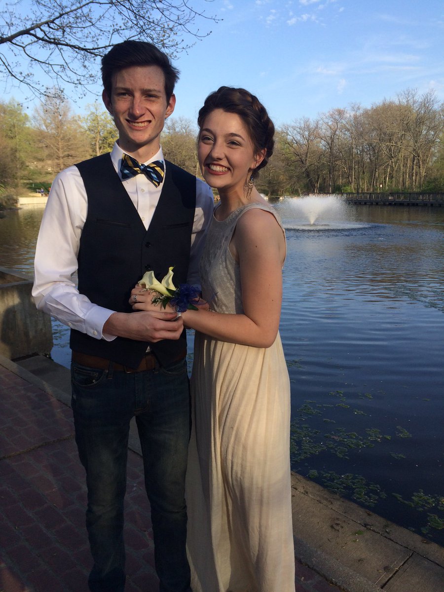 Emmanicolelang's tweet photo. Noah's and my prom photos look like he just proposed. #PromPromProm https://t.co/72AOSFoeb6