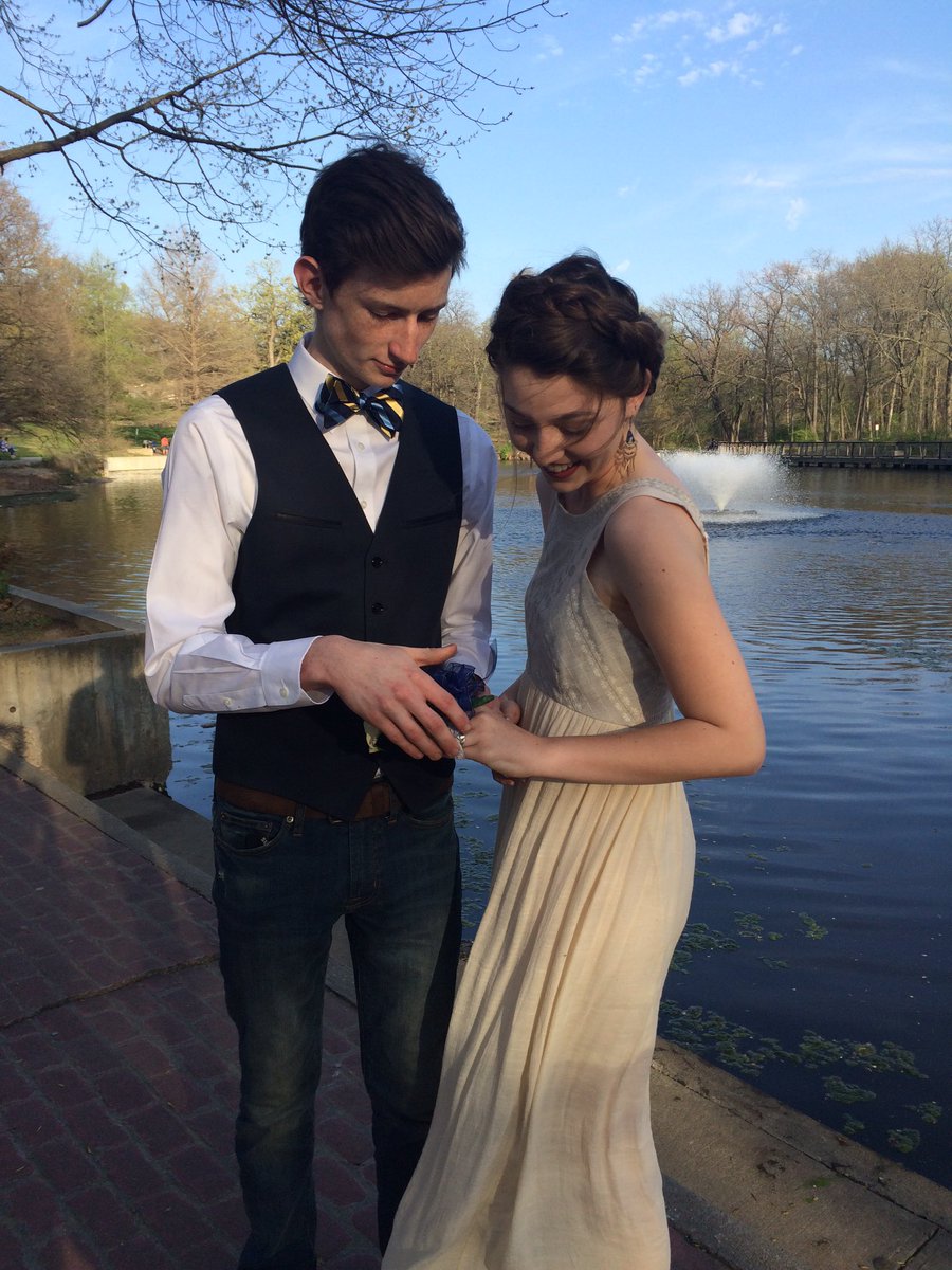 Emmanicolelang's tweet photo. Noah's and my prom photos look like he just proposed. #PromPromProm https://t.co/72AOSFoeb6