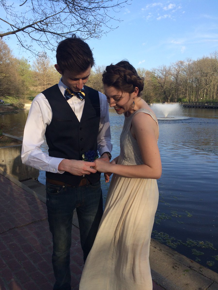 Emmanicolelang's tweet photo. Noah's and my prom photos look like he just proposed. #PromPromProm https://t.co/72AOSFoeb6