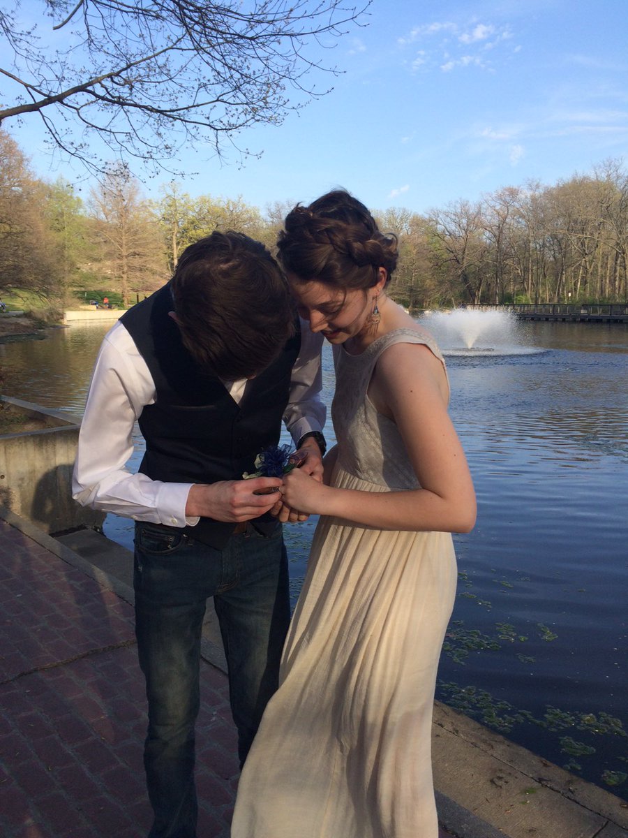 Emmanicolelang's tweet photo. Noah's and my prom photos look like he just proposed. #PromPromProm https://t.co/72AOSFoeb6