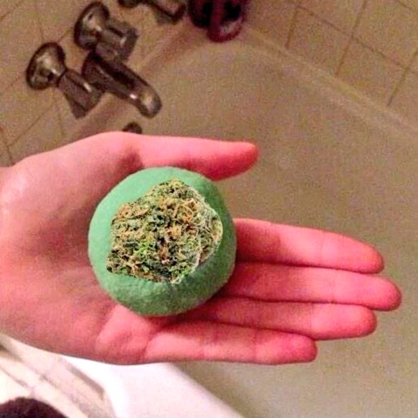 BIuntsPorn's tweet photo. Only bath bomb I need https://t.co/QkIAzBTm9b