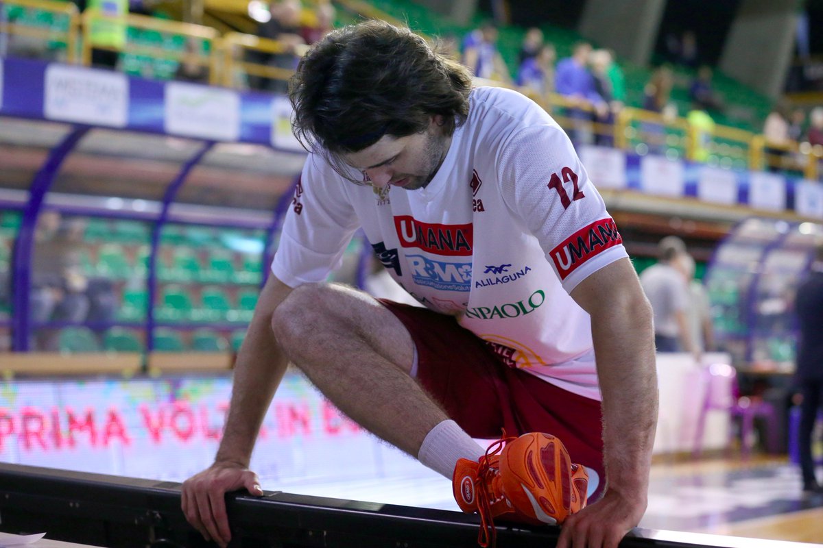 REYER1872's tweet photo. #GameTime Orogranata in campo a #Montichiari! 20.30 palla a due @LeonessaBrescia - Umana #Reyer! Forza ragazzi!
Foto #Ciamillo
#finoallafine https://t.co/MhCeQpCOFb