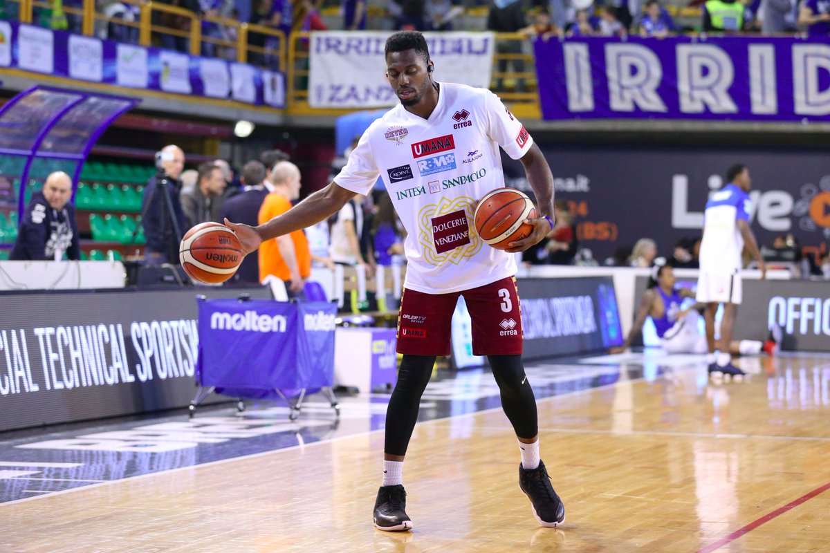 REYER1872's tweet photo. #GameTime Orogranata in campo a #Montichiari! 20.30 palla a due @LeonessaBrescia - Umana #Reyer! Forza ragazzi!
Foto #Ciamillo
#finoallafine https://t.co/MhCeQpCOFb