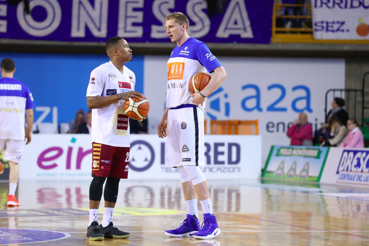REYER1872's tweet photo. #GameTime Orogranata in campo a #Montichiari! 20.30 palla a due @LeonessaBrescia - Umana #Reyer! Forza ragazzi!
Foto #Ciamillo
#finoallafine https://t.co/MhCeQpCOFb