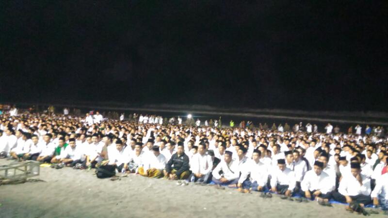 nucare_lazisnu's tweet photo. Setelah Jatim, malam ini di Pantai Petanahan Kebumen, tergelar Istighotsah &amp; Apel Kesetian NU Jateng.
#Harlah94NU #cintaNUcintaNKRI https://t.co/CbL5aXBy6f