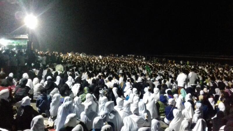 nucare_lazisnu's tweet photo. Setelah Jatim, malam ini di Pantai Petanahan Kebumen, tergelar Istighotsah &amp; Apel Kesetian NU Jateng.
#Harlah94NU #cintaNUcintaNKRI https://t.co/CbL5aXBy6f