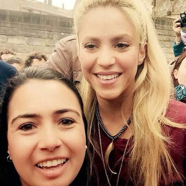 MayraAvinaa's tweet photo. Shakira today in Spain beautiful she waring the same necklace she wore on the #CommeMoiVideo cute ! https://t.co/b75THoVpHD