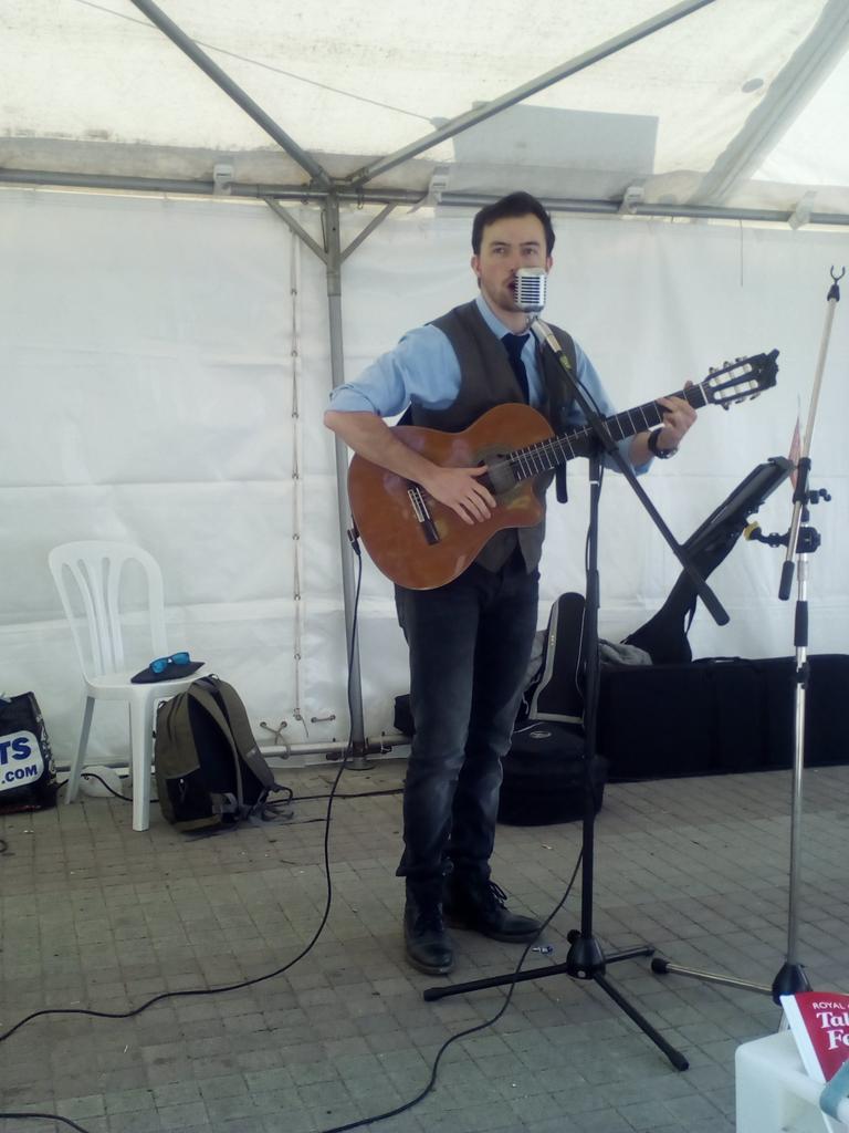 Little creative people and lovely performance at Passy Place in Eltham today !! <a href="/SantinoFabMusic/">Santino Fabbricatore</a> <a href="/makeanoisechoir/">Make A Noise Choir</a> <a href="/ElthamArts/">Eltham Arts</a> <a href="/GreenwichHour/">(((Greenwich Hour)))</a>