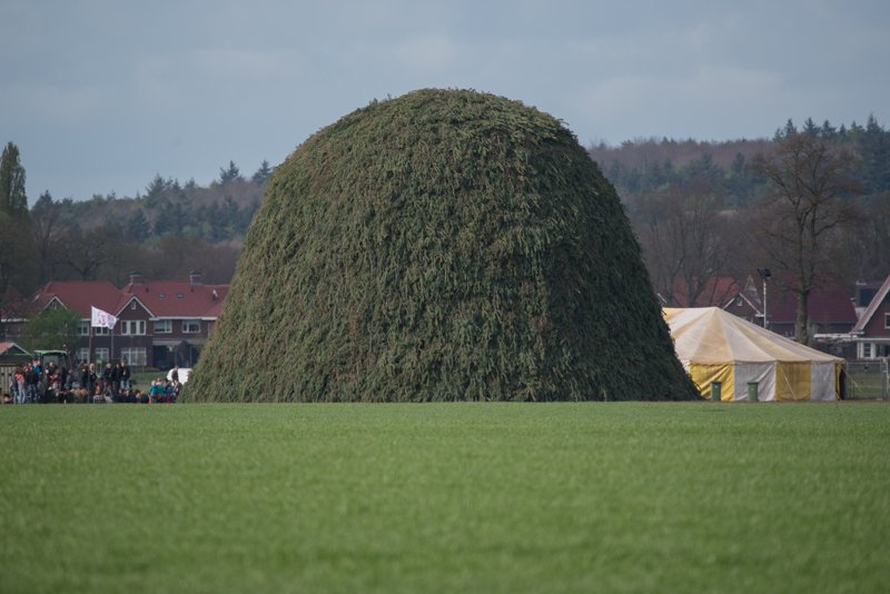 JanScheperman's tweet photo. Wat heeft buurtschap #Beuseberg bij #Holten wederom een prachtig #paasvuur gebouwd! https://t.co/79bUM8ATOj