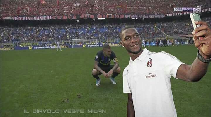 Francesco_Twee's tweet photo. Ah Mauro famo nselfie? 😂 @wandaicardi @MondoMilan1899 #derby #ForzaMilan #InterMilan #intermerda ❤️🖤 @Bestial_Tweet @Retwittare @RetwittoIT https://t.co/v4rYrD0Zye