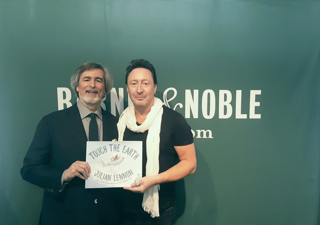 skyhorsepub's tweet photo. #NYC ❤ Touch The Earth! Authors @JulianLennon & #BartDavis know how to pack the house at @BNBuzz #UnionSquare! Next up @BNEventsGrove! https://t.co/E391MaN5x1