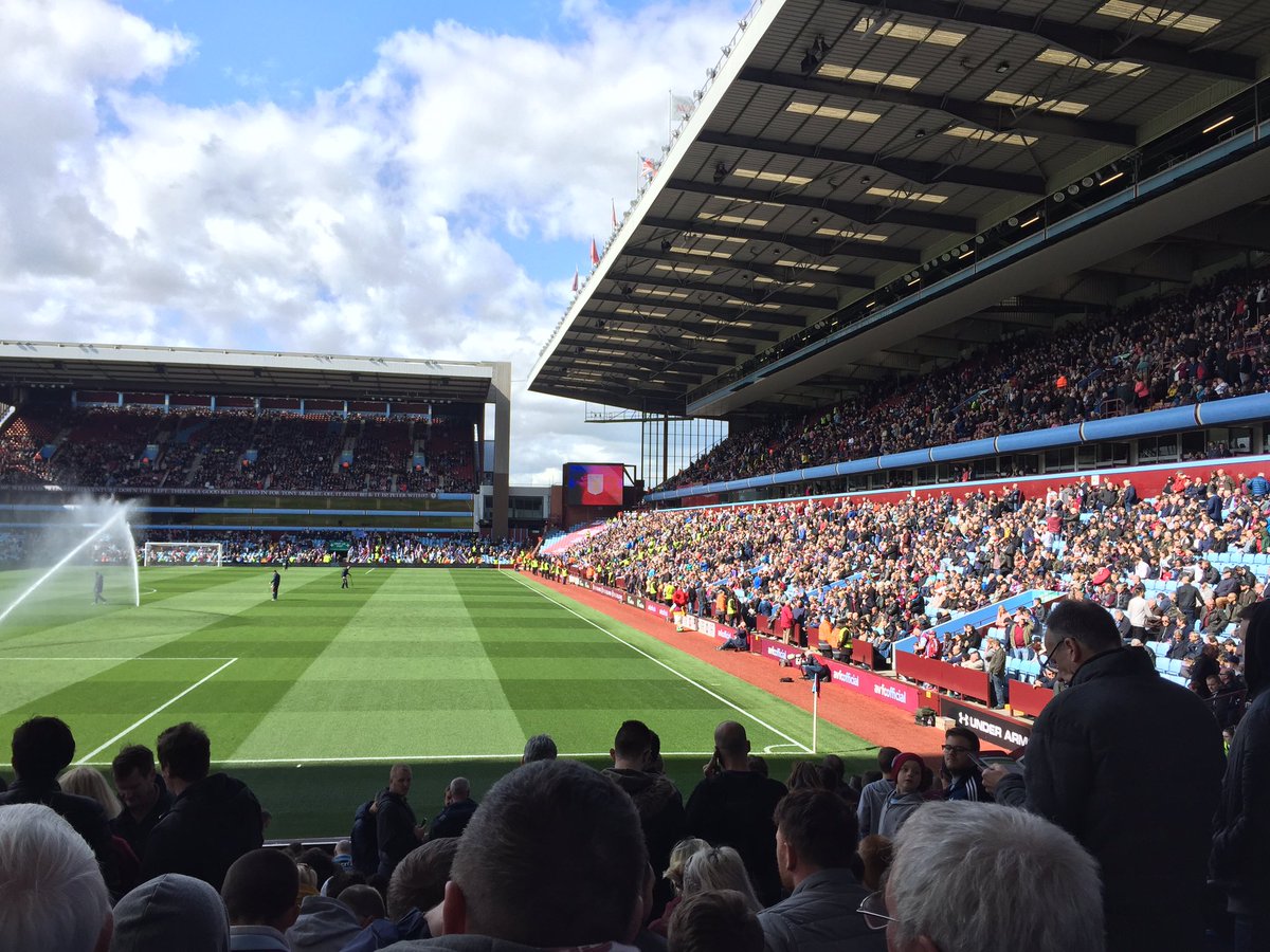 BeautyBySarah__'s tweet photo. Villa game earlier ❤ #avfc #astonvilla #footy #football #sports #beauty #cosmetics #sport #like #likes #bblogger #bbloggers #avfc https://t.co/EAkELi1H4Y