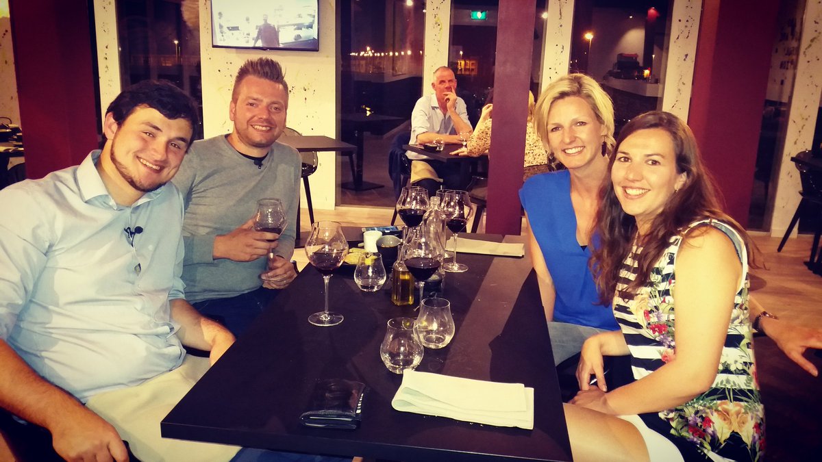 veerle_vde's tweet photo. Avondje uit met mijn ventje @NickWijns1 en @NicolasvdhBG &amp; @EvelienBaten ... Top avond!!! Heel leuk!!!👍👌 #BlindGetrouwd #mijnpopuprestaurant https://t.co/Qqte6Ussna