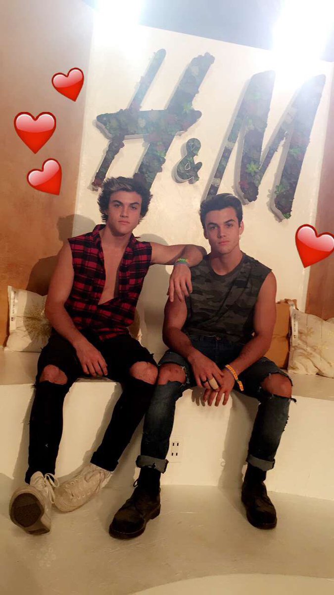 DolanT_Spain's tweet photo. Los chicos en #Coachella2017 para #HM  @hm https://t.co/yFNXnTtQeE