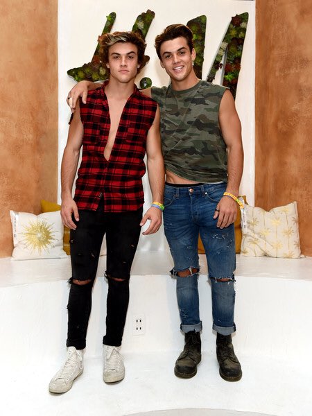 DolanT_Spain's tweet photo. Los chicos en #Coachella2017 para @hmusa #HM https://t.co/qHuR0Uce2O