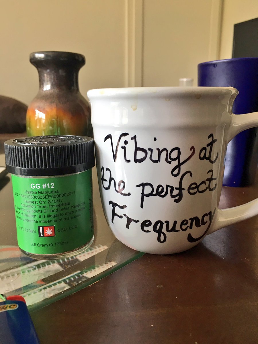 SimplyColeman's tweet photo. Happy Easter guys @FrequentV 💚🌸 #GG12 #cannabis #coffee #Easter2017 @neondivahippy @justj21x20 @LindseyDean143 https://t.co/qLCbVLIdBl
