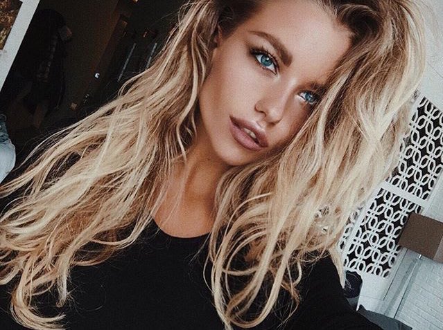 infosmgsrpg's tweet image. — Burimova.
— Thea Hock.
— 23 ans.
— Lesbienne.
— Mannequin.
— @Theaa_rpg