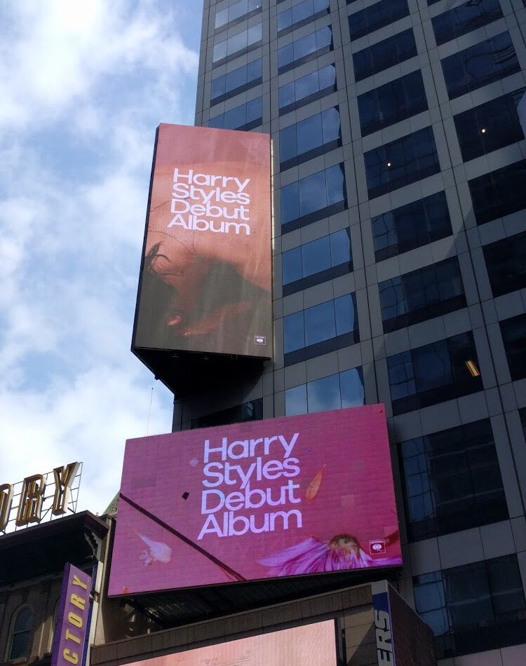 ColumbiaRecords's tweet photo. .@Harry_Styles spotted in #NYC! Make sure to catch him as the musical guest on @nbcsnl tonight! https://t.co/OGLfKSrG1X
