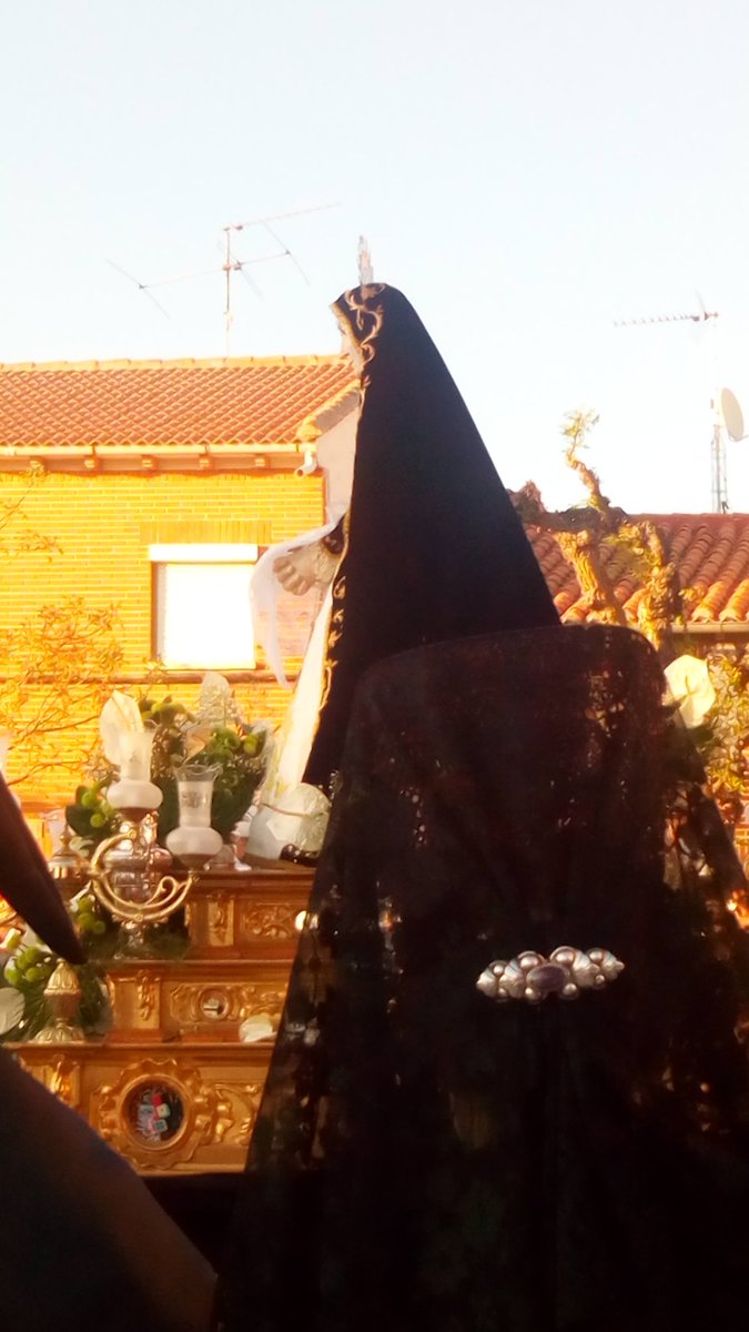 enjeduana's tweet photo. @enjeduana ,@NavaDRS_Santa ,@AntonioSnchezG2 ,@eccehomonava @AytoNavaDelRey , despidiendo a la Virgen de la Soledad https://t.co/egxhWJdfNq