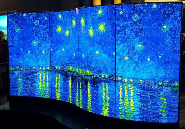 Screenlink2015's tweet photo. Curved displays om je winkel op te laten vallen https://t.co/KQWZsKJH32