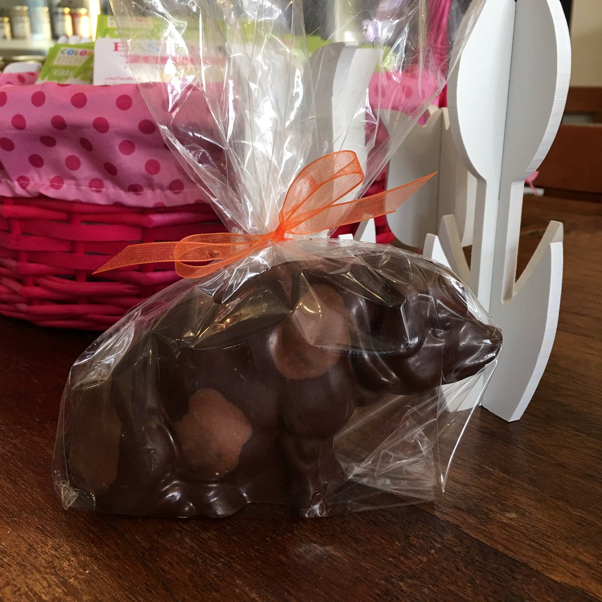 Larder_Cupboard's tweet photo. Absolute cuteness... chocolate pigs by @Kakaostl, exclusively at Larder & Cupboard #Chocolate #EasterPig #Easter https://t.co/2gl2d16WIK