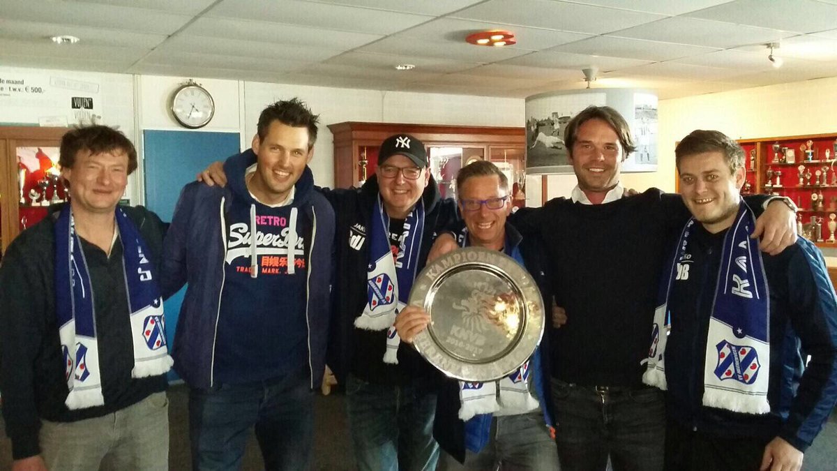 HenricjanWind's tweet photo. Mooi stel! Al generaties lang verbonden aan @Heerenveen1920 en volgend jaar voor het eerst in historie zaterdag 1! #regts #kuiper #kampioen https://t.co/7cPCfQ0MJi