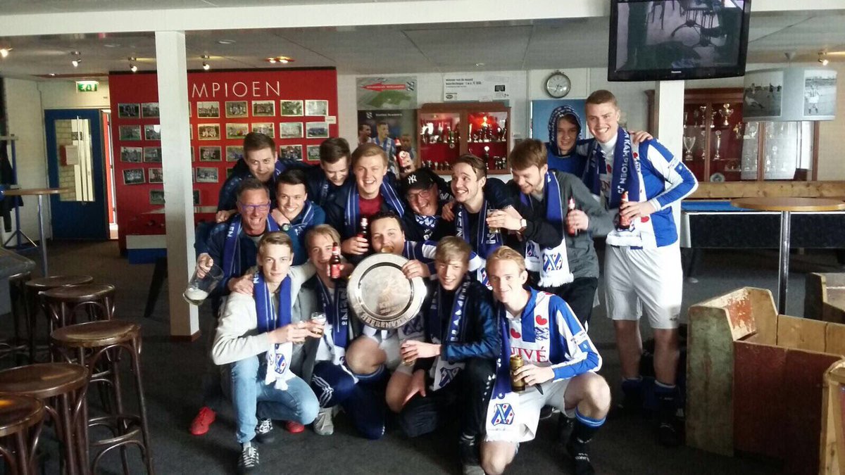 HenricjanWind's tweet photo. Mooi stel! Al generaties lang verbonden aan @Heerenveen1920 en volgend jaar voor het eerst in historie zaterdag 1! #regts #kuiper #kampioen https://t.co/7cPCfQ0MJi