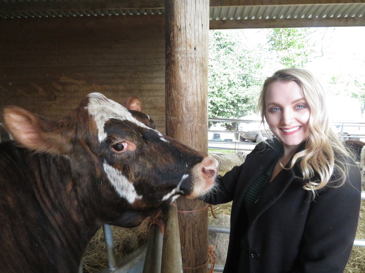 Fleur meets her fave Luna Lovegood (@Evy_Lynch )  One happy cow tonight 😁