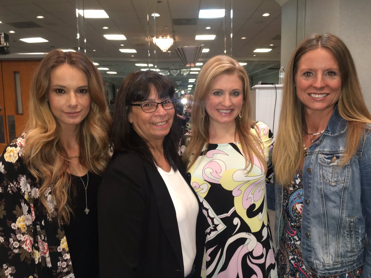 CherylNelsonTV's tweet photo. Honored to emcee the #RENEWexpo2017! @RenewVa #ladies #fun #shopping @AgnesAndDora #RENEWMAGAZINE #girlpower https://t.co/6ljJ5mgi4G