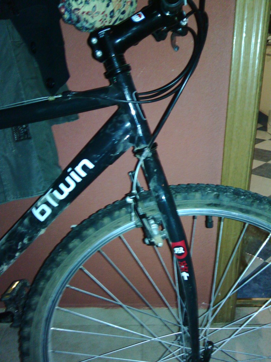 aileenrocks's tweet photo. Llevo montando esta bici así desde que la compré en #decathlon . Todas las lecturas son válidas. Vaya tela. https://t.co/dcVqV1oJI5