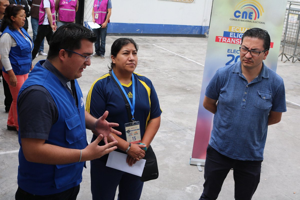 Sant_VallejoVas's tweet photo. Junto a delegados de @CREOEcuador, @35PAIS, @FFAAECUADOR y observador de @OEA_oficial preparamos paquetes electorales para #ReconteoCNE. https://t.co/Hab7Essti4