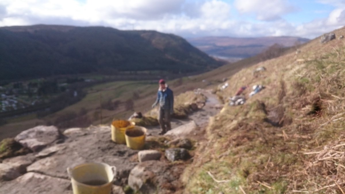 mattmickc's tweet photo. Beautiful easter saturday at Ben Nevis, grafting on the path with @1PaulStoker @Sasq90 https://t.co/znSwjHapov