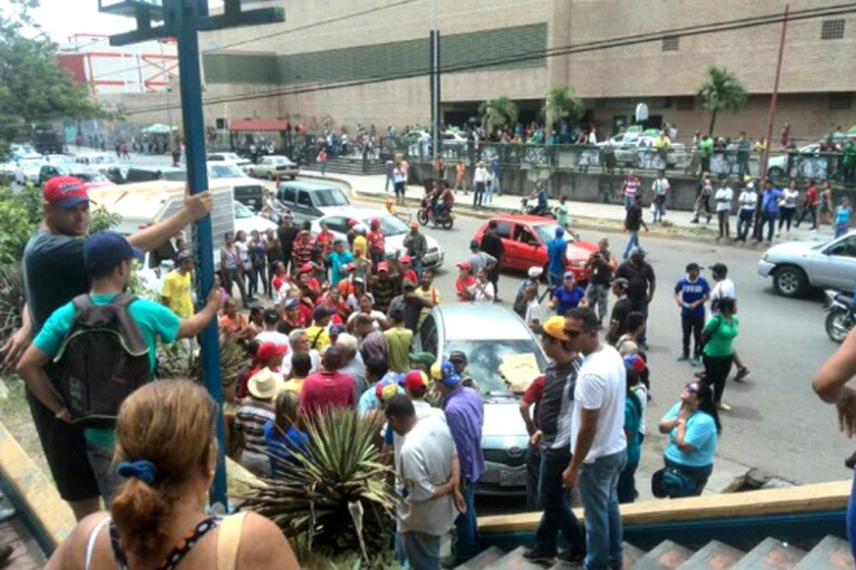 ElNacionalWeb's tweet photo. Con armas amenazaron a habitantes de Guatire que salieron a protestar https://t.co/n0UVlrT1Iv  https://t.co/aY4f59YQ7f