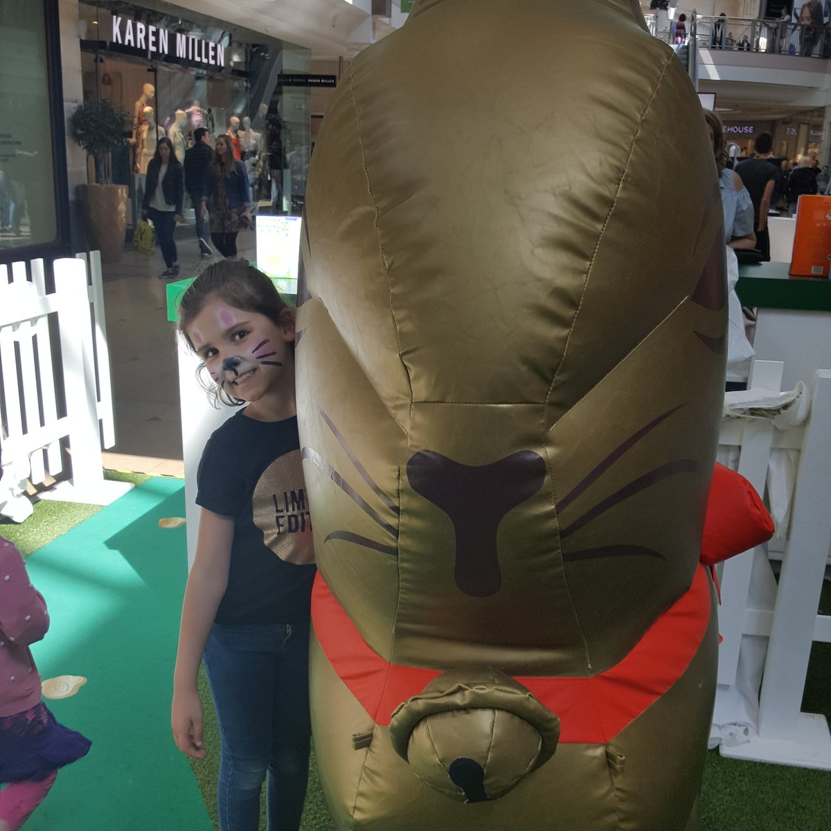 KDunnet's tweet photo. @LindtUK went to Bluewater and my easter bunny met your gold bunny #LindtGoldBunny https://t.co/Oaz6xLcybe