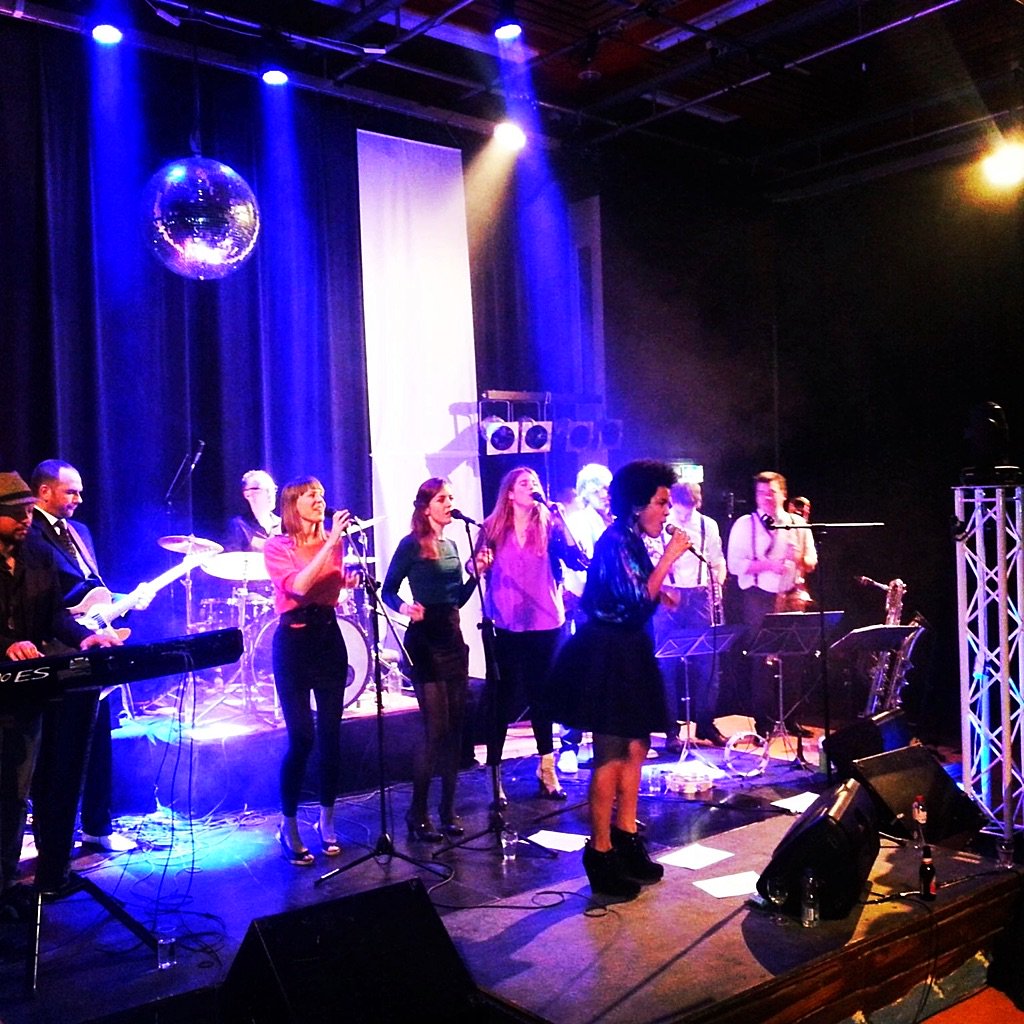 PVDlichtshows's tweet photo. Mogelijkheden; Lichtset / Lichtshow bij eerdere gig van @SoulQuakeBand. Volgende keer bij jou? #DJ #band #coverband #feest #bruiloft #party https://t.co/ihsDC3g0LN